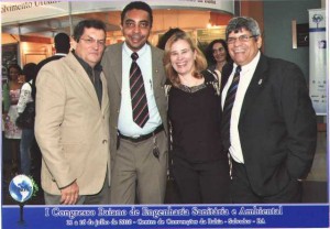 Presidente do Senge BA, engº Ubiratan Félix, e a vice-presidente, engª Márcia Ângela Nori, durante o I Congresso Baiano de Engenharia Sanitária e Ambiental, realizado em julho de 2010.