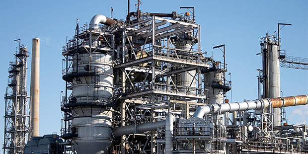 Baixa do petróleo e câmbio devolvem a competitividade ao setor petroquímico.