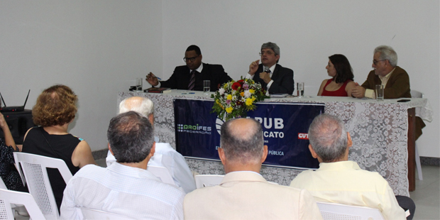 “Vivemos a subordinação da democracia ao direito”, diz Luiz Moreira