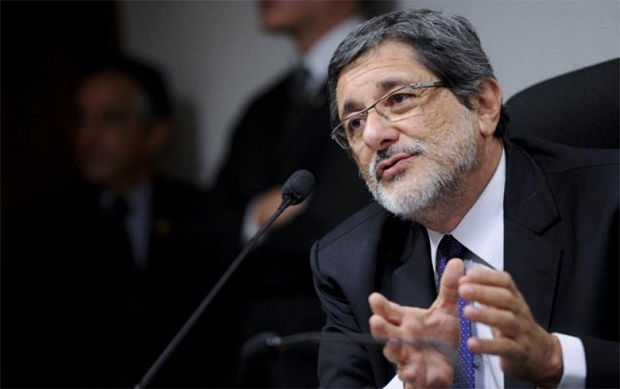 Gabrielli: sem nova política de preços da Petrobras, crise estrutural permanece