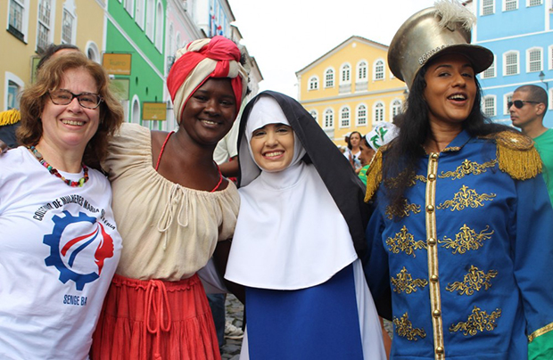 Engenheiras participam de cortejo que celebra expulsão de portugueses