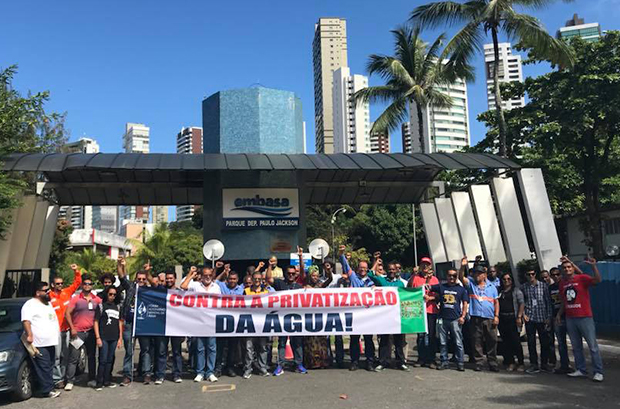 Trabalhadores (as) da Embasa fazem manifestação contra medida que privatiza a água