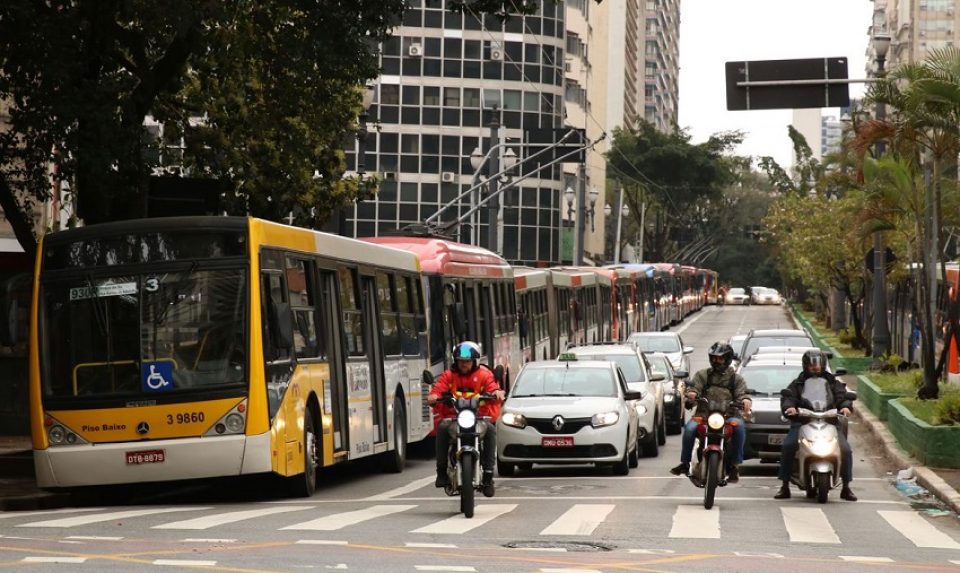 Ônibus estacionados no viaduto Nove de Julho, durante a paralização dos motoristas e cobradores de ônibus na capita paulista