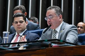 Sem diálogo com sociedade, Senado aprova projeto que privatiza do saneamento