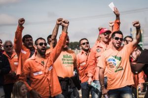14º dia: Greve avança e petroleiros exigem suspensão imediata das demissões na Fafen-PR