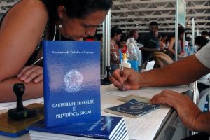Câmara dos Deputados aprova Medida Provisória que reduz salários e suspende contratos